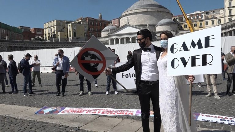 Game over Wedding, a Napoli i fotografi protestano in compagnia degli sposi