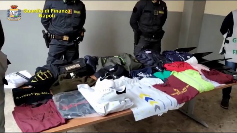 Operazione #iocomprodacasa, la Guardia di Finanza sequestra 2.000 capi di abbigliamento contraffatto