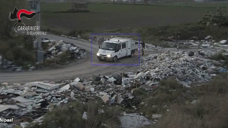 Afragola, beccato dalle telecamere a smaltire rifiuti in strada: denunciato imprenditore