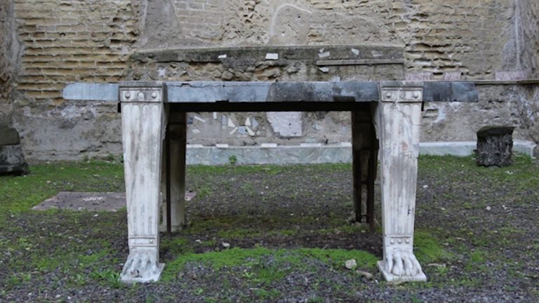 Scavi di Ercolano, concluso il restauro della mensa marmorea