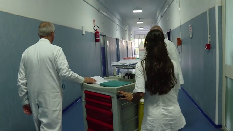 Napoli, i medici guariti del Cotugno donano il plasma per curare i pazienti