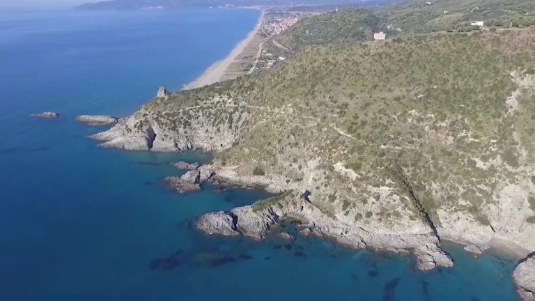 Lungomare di Napoli, acque di nuovo sporche. Verdi: “Bisogna agire e fermare chi sversa illegalmente in rifiuti in mare”