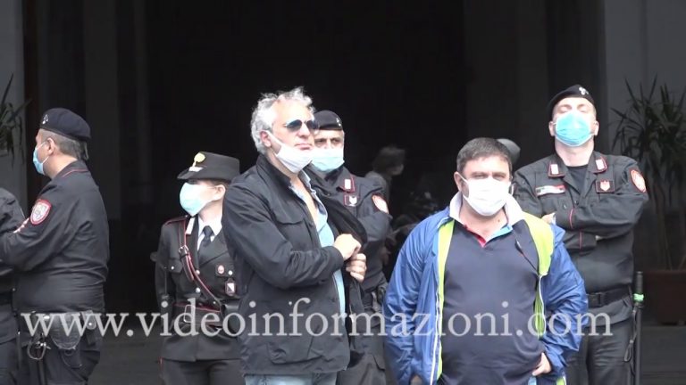 Napoli, la protesta dei migranti davanti alla Prefettura: “No alla sanatoria truffa”