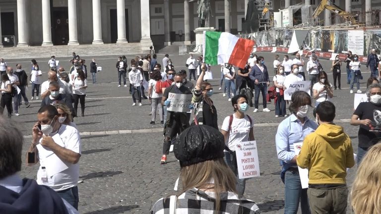 Turismo, corse cavalli e sciopero braccianti: Prefettura Napoli assediata da proteste