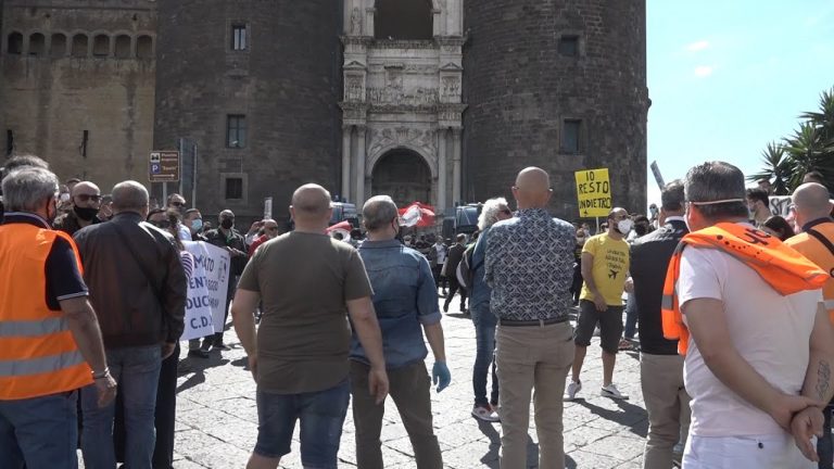 Napoli, primo Consiglio comunale tra le proteste dei lavoratori. Raccolta firme per sfiduciare sindaco