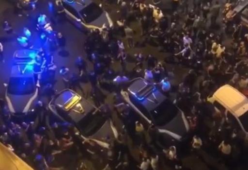 Piazza Bellini, tensioni con la polizia durante controlli anti-assembramento