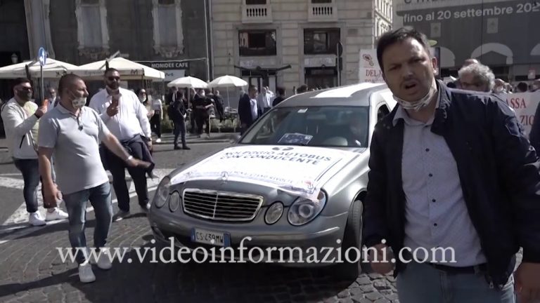 A Napoli la protesta degli autisti di pullman turistici: traffico in tilt