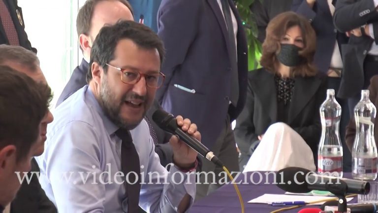 Salvini a Napoli: “Bambini chiusi nel plexiglass? Una follia”