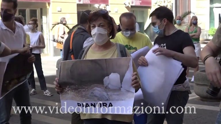 Napoli, la protesta della rete Stop Biocidio davanti alla Regione