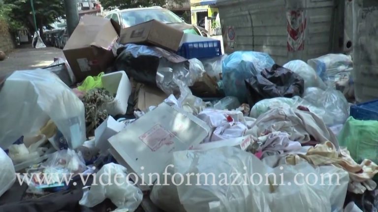 Napoli, torna l’emergenza rifiuti nel quartiere di Pianura