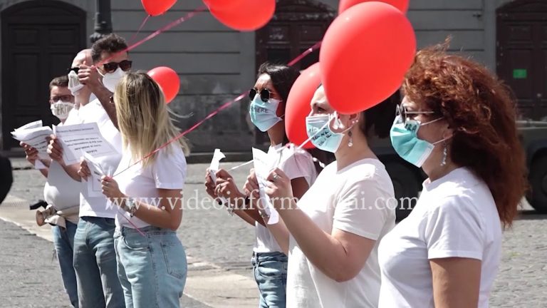 Napoli, flash mob degli infermieri a piazza del Plebiscito: “Noi, gli eroi dimenticati”