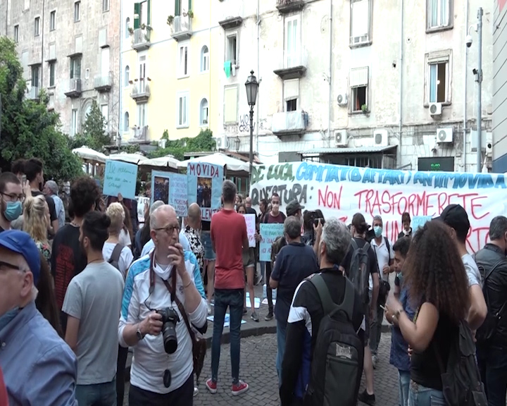 Corteo dei centri sociali da piazza Bellini alla Questura: “Liberare gli attivisti”