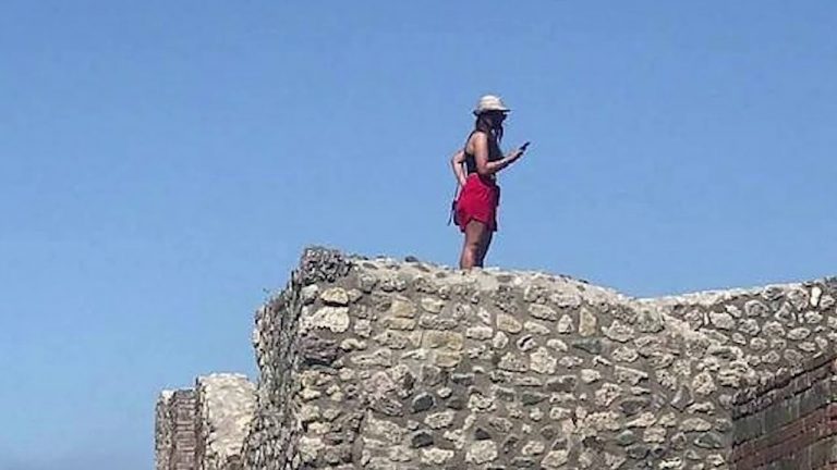 Selfie “illegale” negli scavi di Pompei, turista rischia 1 anno reclusione