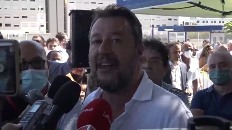 Salvini apre a Napoli tour elettorale in Campania, ma scoppia la grana Nord