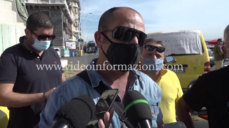 Regole Covid per il trasporto scolastico, a Napoli protesta dei conducenti di bus