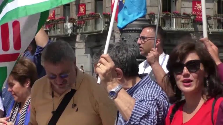 “Ripartire dal lavoro”, sindacati in piazza a Napoli con Maurizio Landini