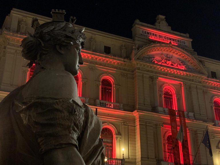 La Camera di Commercio si illumina di rosso contro la violenza sulle donne