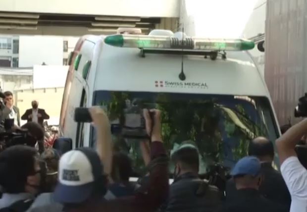 Maradona dimesso dopo l’operazione, folla ad attendere l’ambulanza
