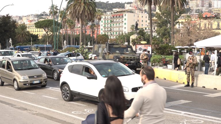 Zona rossa, folla in strada a Napoli per la vigilia del lockdown dolce