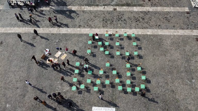 A Napoli protesta della “scuola fantasma”, in piazza banchi vuoti contro la Dad
