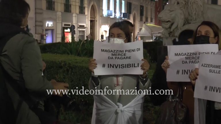 Commercio, gli “invisibili” sfilano in piazza a Napoli contro il lockdown