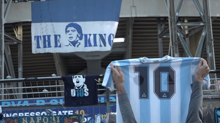 Maradona, stadio e piazza Plebiscito diventano luoghi di culto