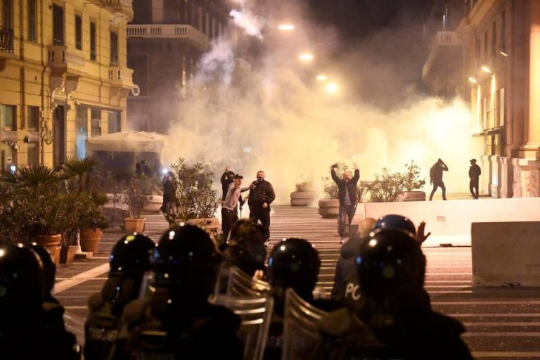 Guerriglia a Napoli, la Polizia perquisisce le abitazioni di due ultras