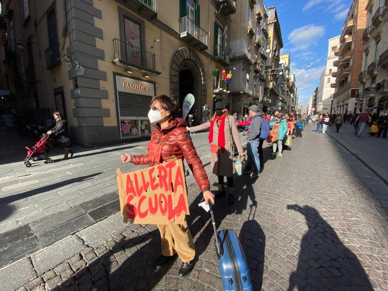 In piazza a Napoli le mamme “No Dad”: “Solo in Campania la scuola non riparte”