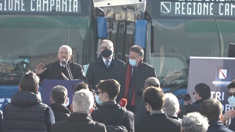 De Luca consegna 260 nuovi bus: “Riapertura scuole passa da trasporto”