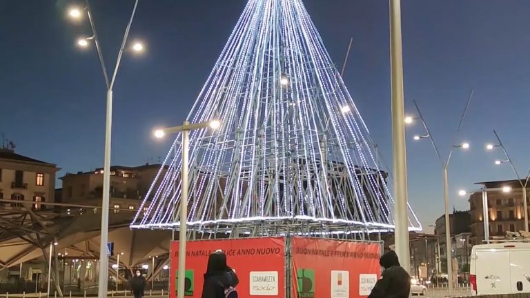 IV Municipalità, un albero di Natale scaccia “crisi” in piazza Garibaldi
