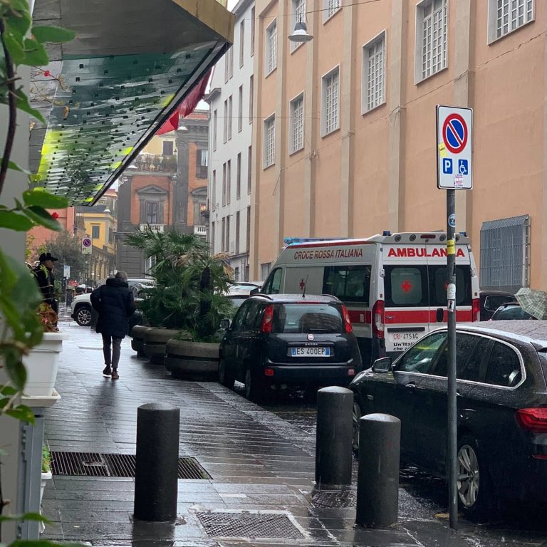 Medico trovato morto in hotel a Napoli, disposta autopsia