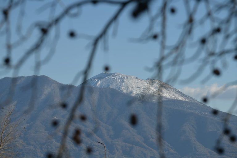 Ondata di freddo sulla Campania, temperature giù e neve sul Vesuvio