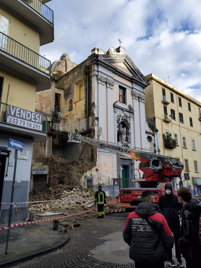 Napoli, crolla lato della chiesa del Rosariello in piazza Cavour
