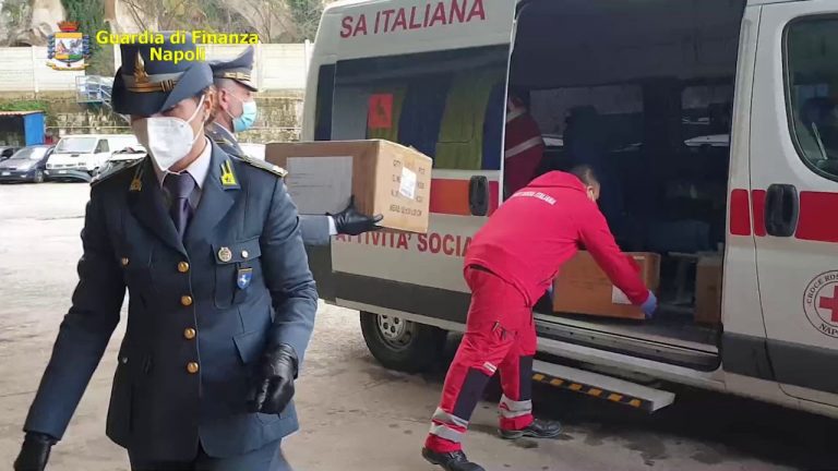 Napoli, la Guardia di Finanza dona alla Croce Rossa 30mila mascherine sequestrate