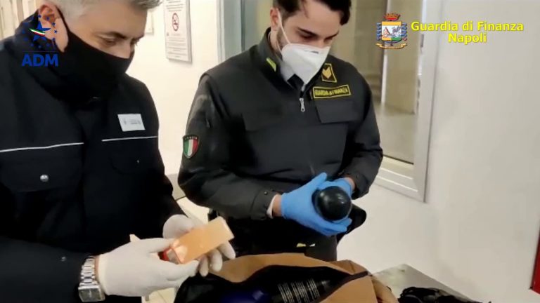 Aeroporto di Capodichino, quasi 12 chili di droga nei bagagli: arrestate due persone