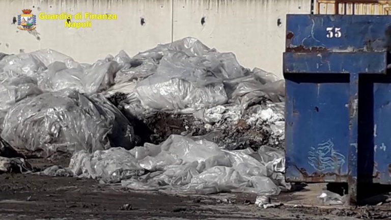 Cento tonnellate di rifiuti sequestrate dalla Guardia di Finanza nel Porto di Napoli