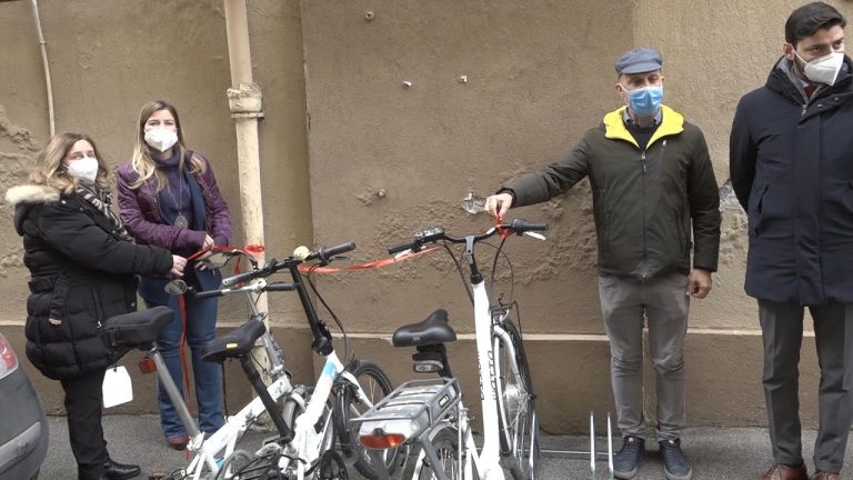 A scuola in bici, Città della Scienza dona rastrelliere a 4 Istituti di Napoli
