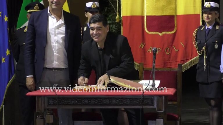 Statua di Maradona, blitz della Digos in Comune: indagine su pressioni Ultras