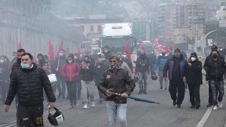 Napoli: disoccupati, studenti e lavoratori spettacolo bloccano il porto
