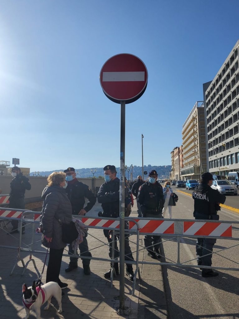 Covid, troppa folla sul lungomare la polizia blocca transito con transenne