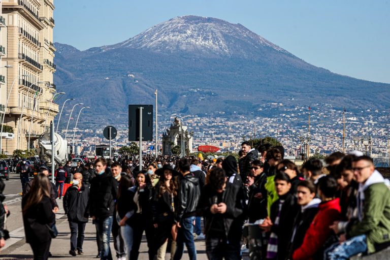 Rissa tra ragazzini senza mascherina sul lungomare di Napoli: un ferito