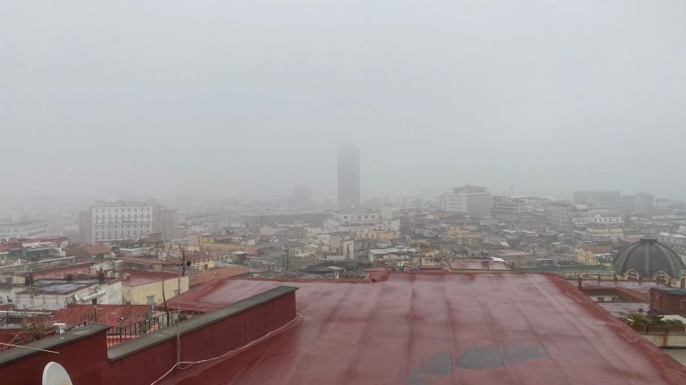 La nebbia avvolge la mattina di Napoli