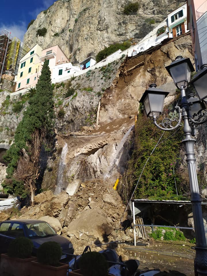 Paura ad Amalfi, crolla costone: interrotta la statale per Positano