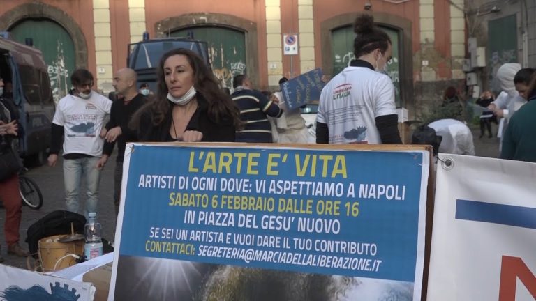 Crisi da Covid, attori, registi e musicisti “fantasmi” in piazza del Gesù a Napoli