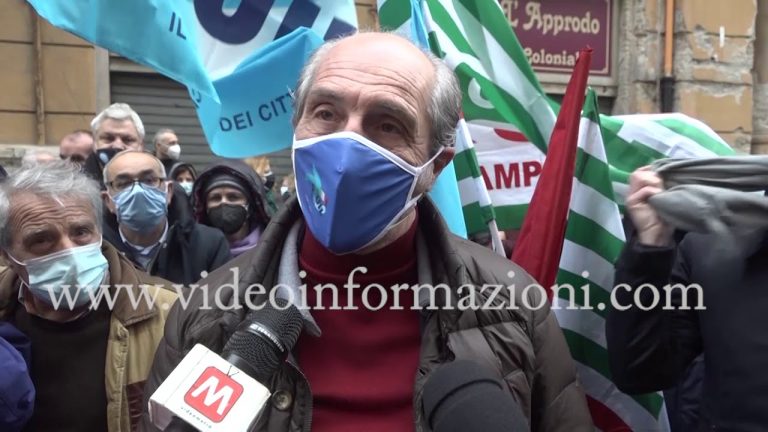 A Napoli la protesta dei lavoratori socialmente utili: “Aspettiamo ancora la stabilizzazione negli uffici della Regione”