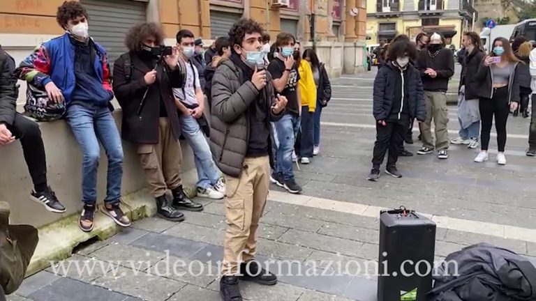 Scuola, studenti in piazza a Napoli per chiedere ritorno tra i banchi in sicurezza