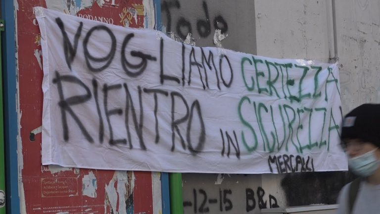 Scuola, a Napoli secondo giorno di sciopero. Al “Mercalli” assemblea in strada