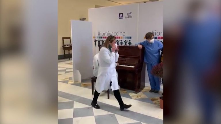 A Bacoli un medico suona il pianoforte durante l’attesa degli ultraottantenni per il vaccino