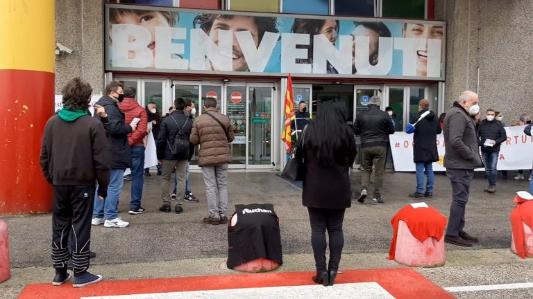 Lavoro, oltre in 100 al presidio di protesta degli ex dipendenti Auchan