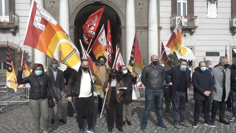 Lavoro, a Napoli la protesta dei “tagliati fuori dal mondo”
